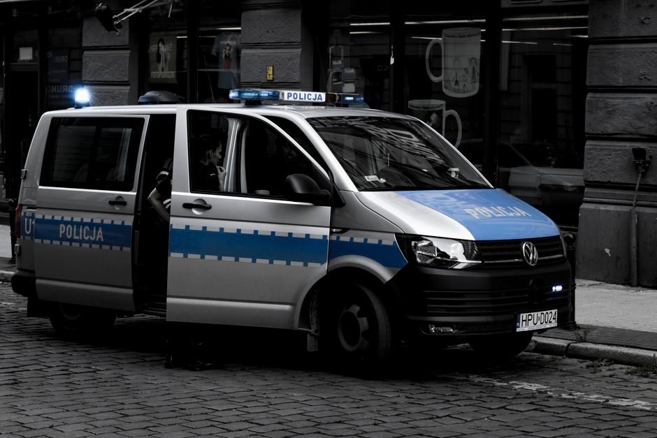 Imagem de um carro de polícia estacionado em uma rua, representando segurança pública e fiscalização policial.