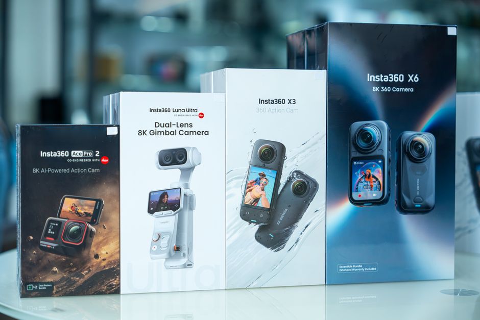 Imagem de caixas de câmeras de ação e gimbal com foco em tecnologia de fotografia e vídeo.