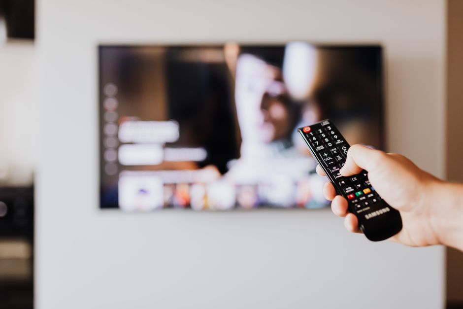 Como economizar em serviços de TV por assinatura em 2026: Guia completo