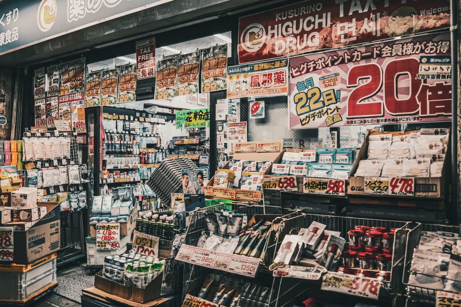 Local de conveniência com diversos produtos expostos, atraindo consumidores para compras rápidas do dia a dia.