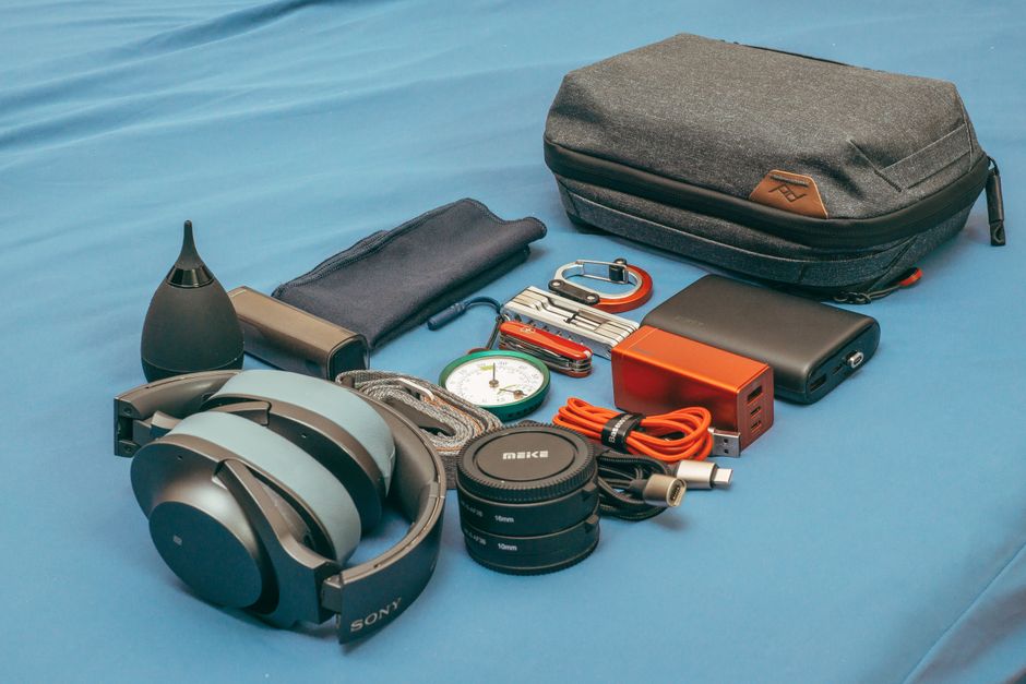 Conjunto de itens de viagem compactados e organizados preparados para uma viagem de negócios ou lazer, incluindo eletrônicos, acessórios e documentos