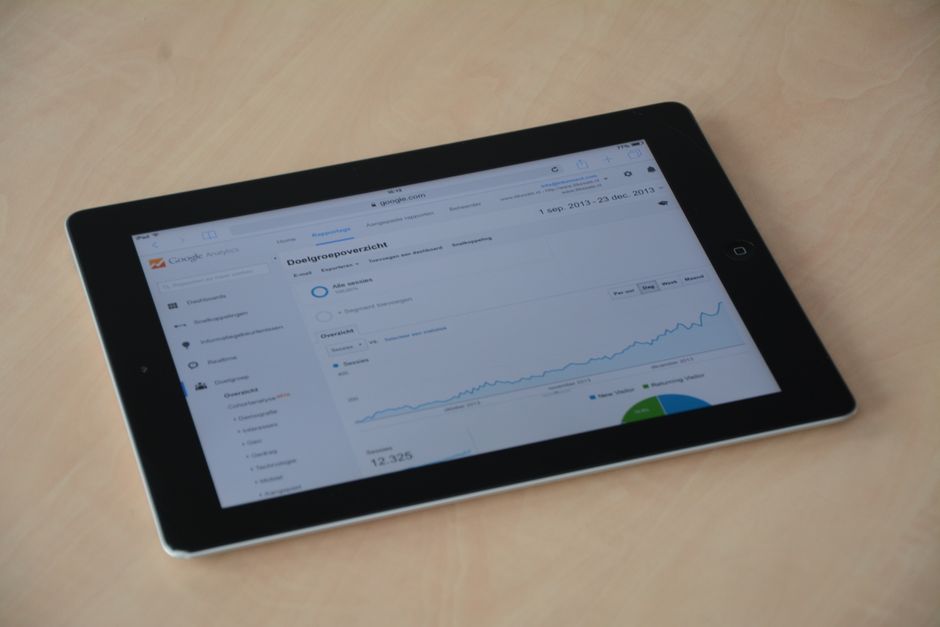 Tablet exibindo gráficos de análise de dados para estratégias de marketing digital.
