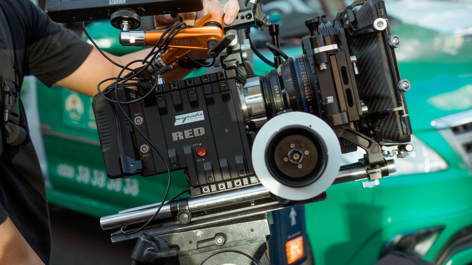 Imagem de uma câmera de filmagem profissional pronta para gravação, sugerindo produção audiovisual de alta qualidade.