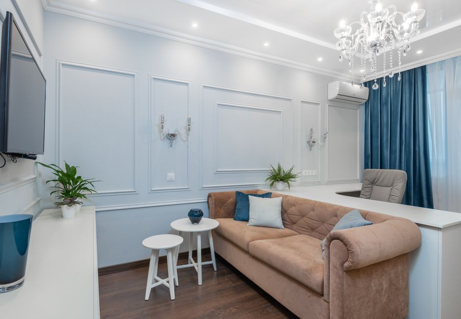 Sala de estar moderna com decoração elegante, iluminação suave e detalhes clássicos, ideal para artigos sobre design de interiores ou conforto residencial.