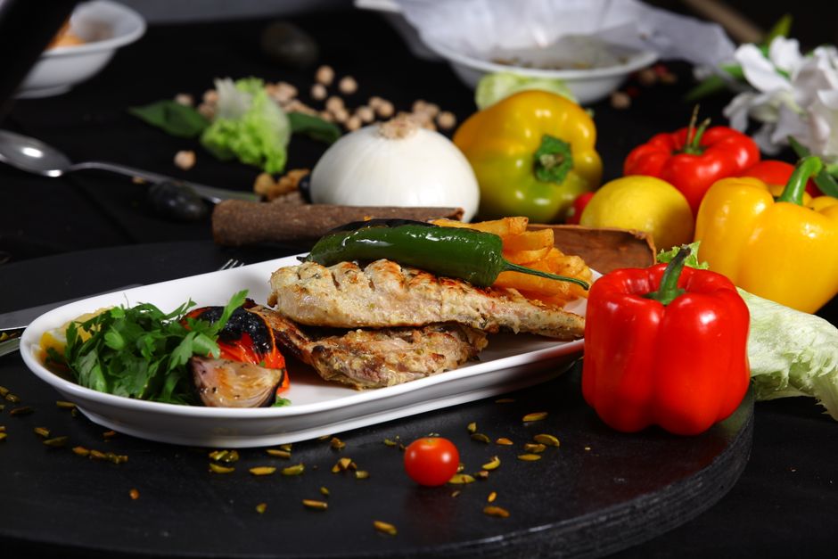 Imagem de uma refeição com peixe grelhado acompanhado de vegetais frescos, ideal para ilustrar dicas de alimentação saudável e culinária nutritiva.