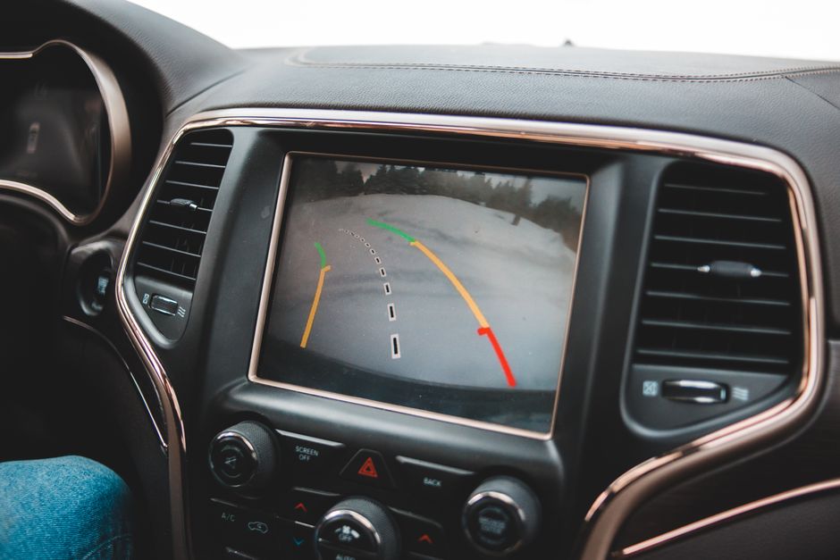 Como usar tecnologia para melhorar a segurança no carro em 2026: Guia completo