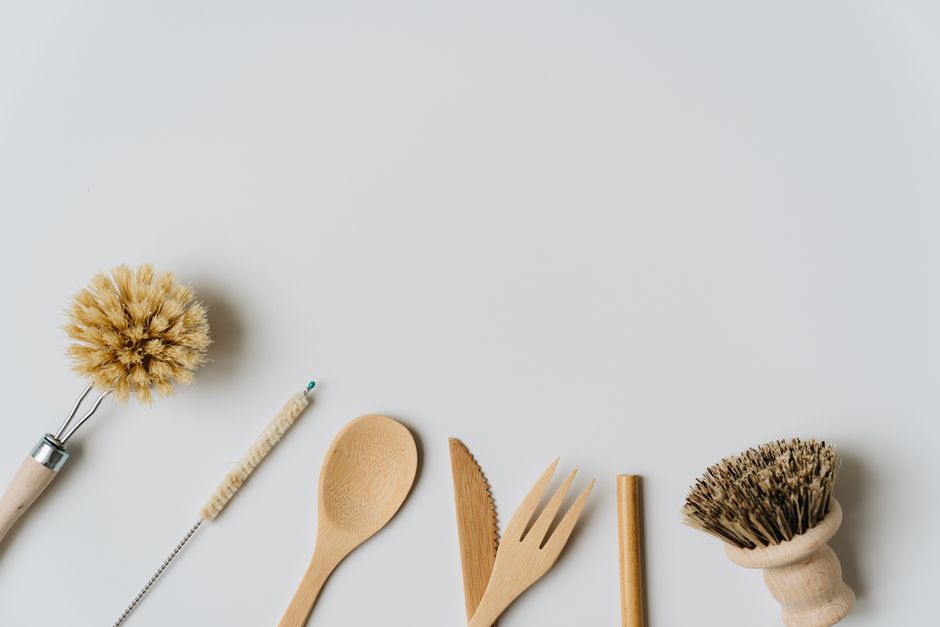 Conjunto de escovas e utensílios de limpeza ecológicos e sustentáveis para cuidados domésticos ou pessoais.