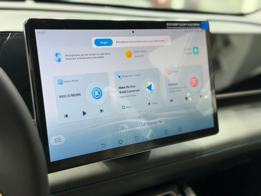 Tela de sistema de entretenimento e navegação digital em um veículo moderno, destacando tecnologia automotiva e conectividade.