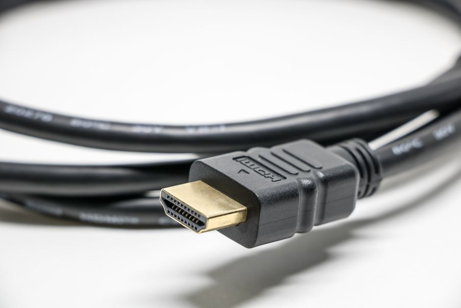 Imagem de um cabo HDMI, símbolo de conexão digital entre dispositivos eletrônicos.