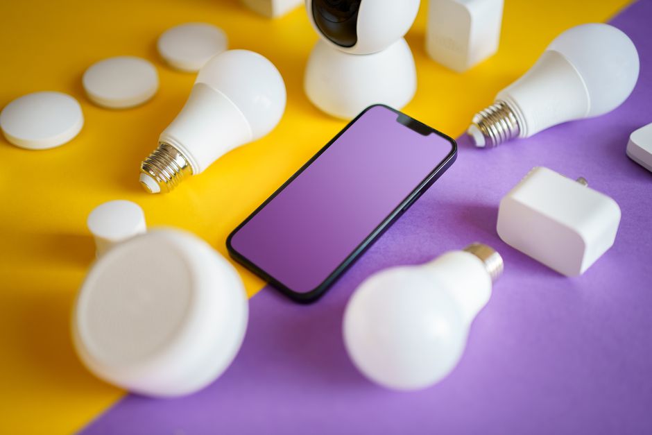 Imagem ilustrativa para blog sobre inovação em energia, mostrando lâmpadas inteligentes e tecnologia móvel em cenário colorido.