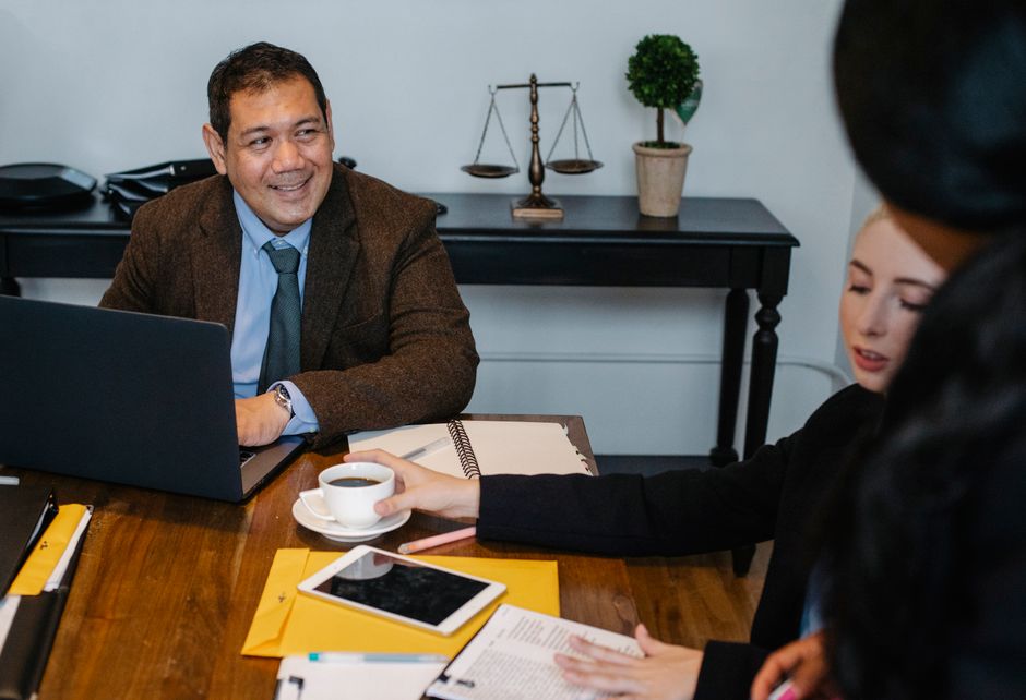 Reunião de profissionais discutindo estratégias de negócios e gestão empresarial em um ambiente de escritório.