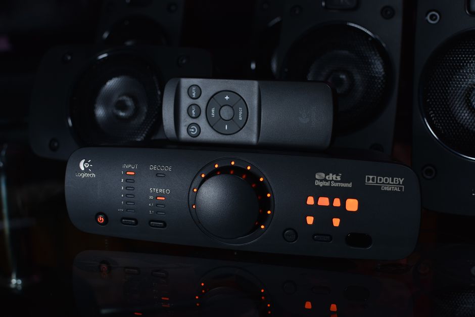 Equipamento de áudio profissional em um ambiente escuro, destacando controle de som e tecnologia de som digital.