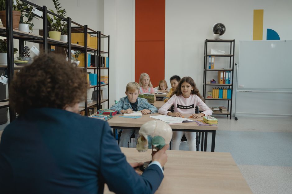 Como usar filmes educativos na sala de aula: guia completo para 2026