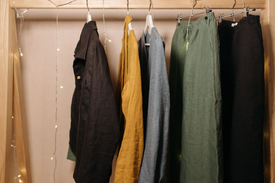 roupas organizadas em um closet, destacando a variedade de cores e estilos de vestuário.