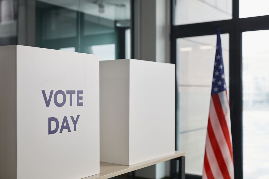 Caixa de votação preparada para o dia de eleições, simbolizando participação cívica e democracia.