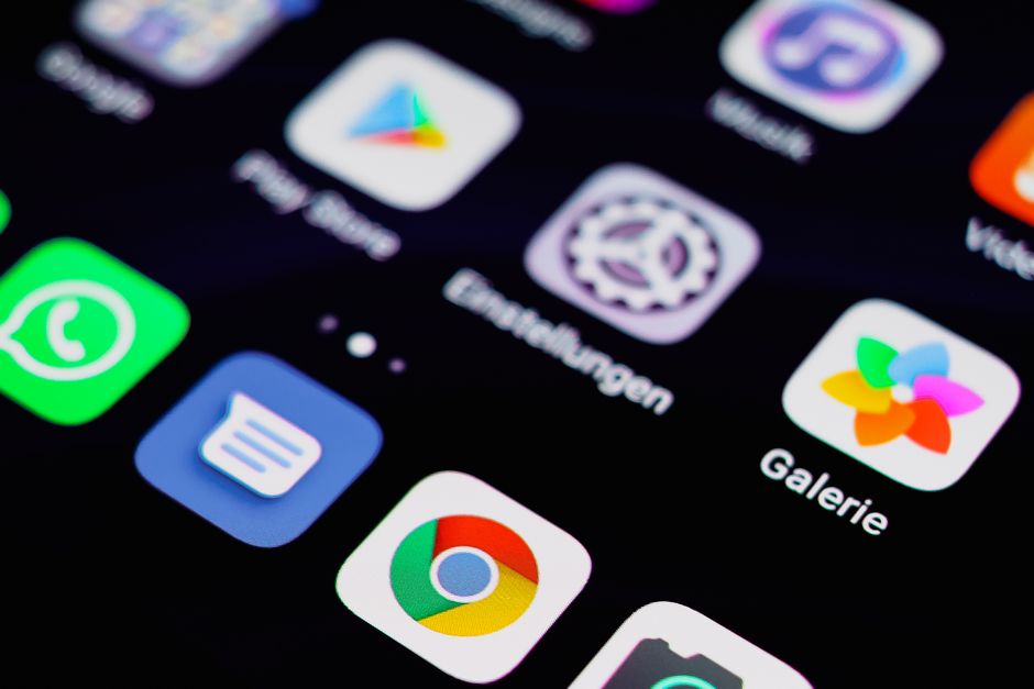 Imagem de tela de smartphone exibindo diversos ícones de aplicativos, focando na audiência digital e tecnologia móvel.
