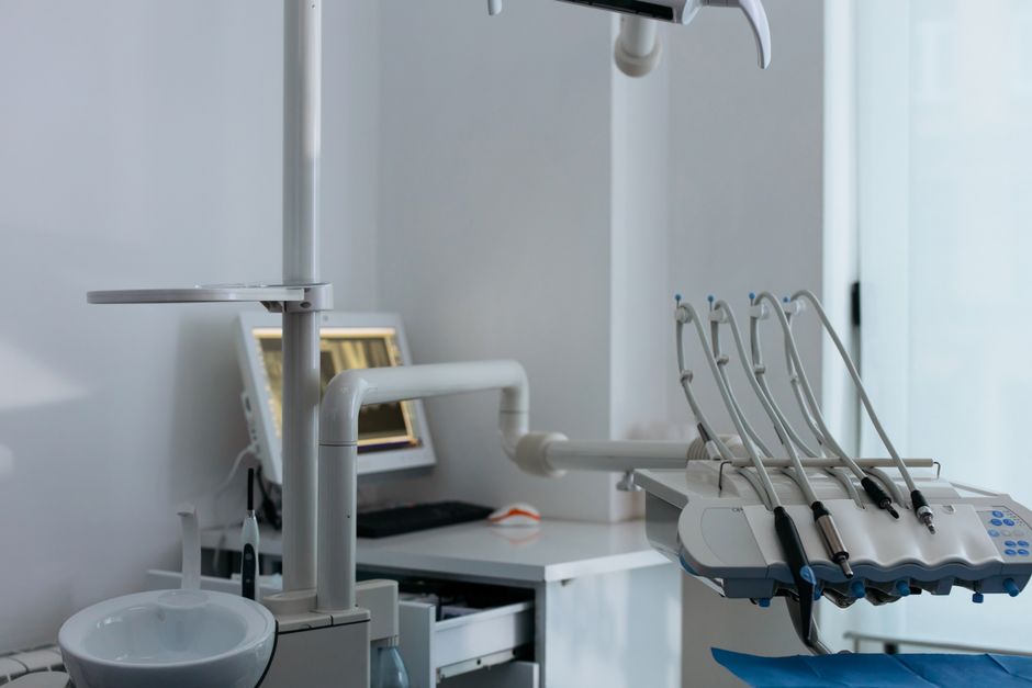 Imagem de uma sala de consultório odontológico com equipamentos modernos e ambiente limpo, ideal para artigos sobre saúde bucal ou diagnóstico odontológico.
