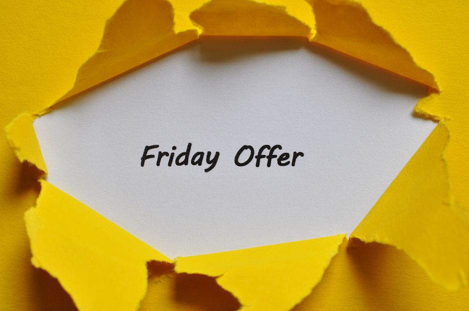 Imagem de um aviso de promoção de sexta-feira, com destaque para o recorte de papel amarelo revelando a oferta do dia.