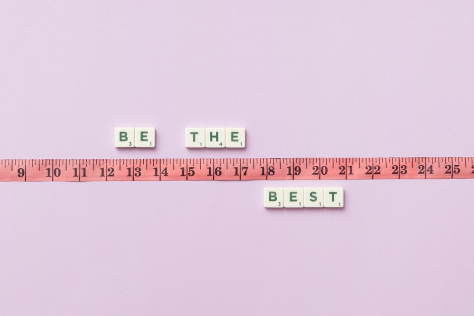 Imagem que transmite a mensagem de superaçã0 e autoestima, com letras formando as palavras 'BE THE BEST' sobre uma fita métrica, simbolizando crescimento e desenvolvimento pessoal.