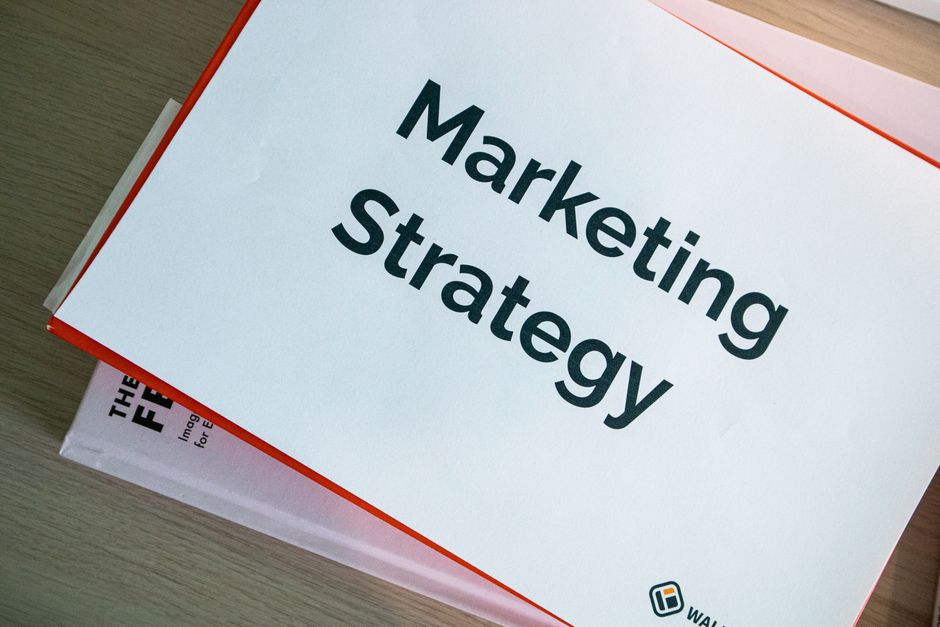 Imagem de um material de estudo ou apresentação sobre estratégias de marketing, ideal para artigos de blog sobre planejamento de marketing e branding.