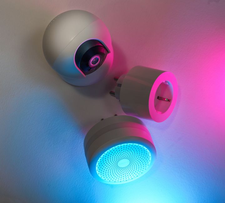 Imagem de dispositivos tecnológicos com iluminação de LED colorida, destacando inovação e tecnologia smart home.