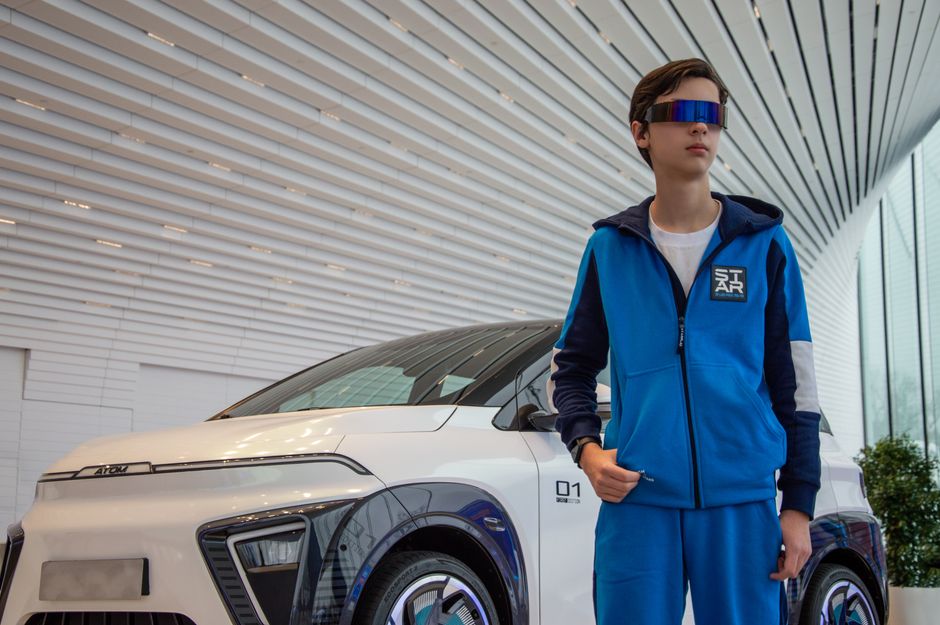 Melhores acessórios de moda para quem usa carros elétricos em 2026: estilo e funcionalidade