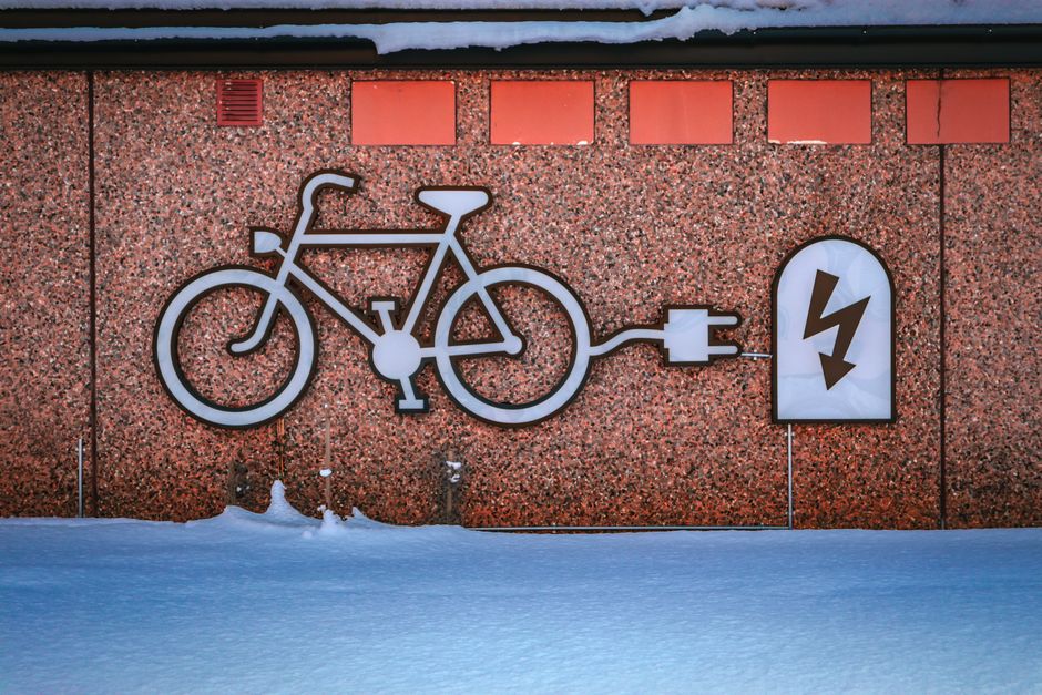 Arte de rua que representa a conexão entre transporte sustentável e energia elétrica, simbolizando inovação e mobilidade ecológica.