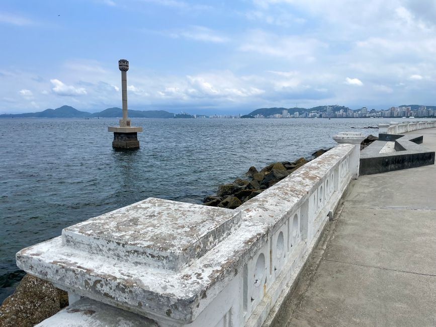 Caminho à beira-mar com vista para o oceano, ideal para refletir sobre destinos e viagens marítimas.