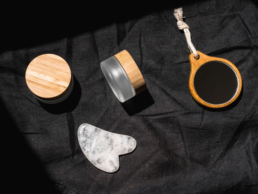 Imagem com produtos de cuidados pessoais e acessórios em um fundo escuro, transmitindo uma sensação de elegância e bem-estar.