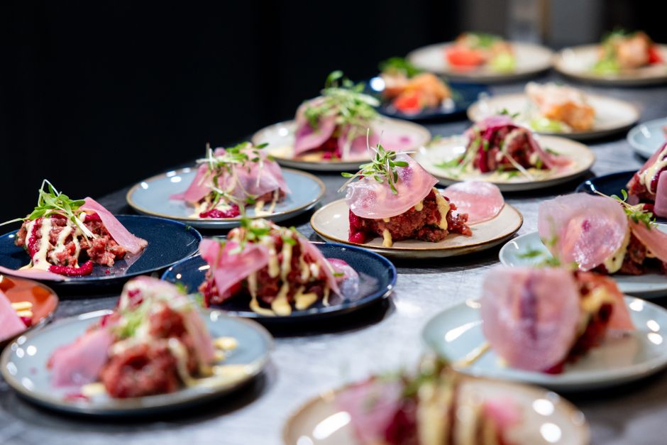 Pratos sofisticados de gastronomia em uma apresentação elegante, perfeito para artigos sobre alta gastronomia ou eventos culinários.