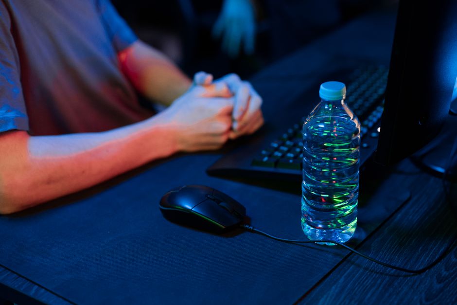 Pessoa concentrada em trabalho de informática com foco em produtividade e organização no ambiente digital.
