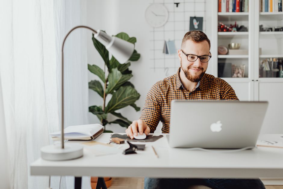 Homem trabalhando em um ambiente de escritório com foco na produtividade e organização.