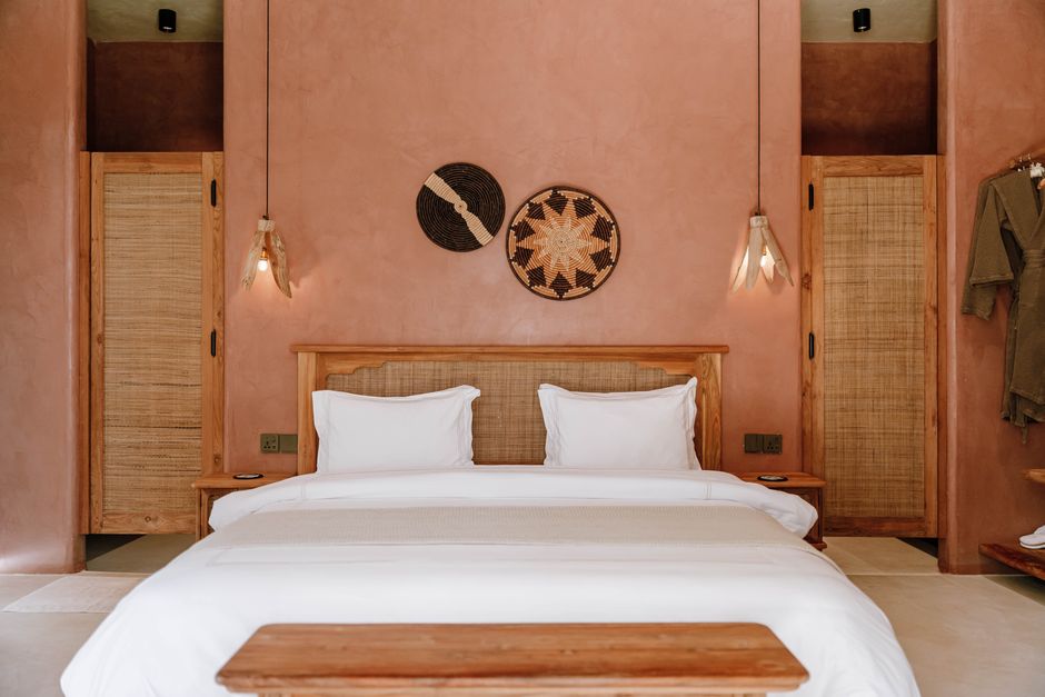 Imagem de um quarto com decoração colorida e aconchegante, ideal para posts sobre dicas de hospedagem ou decoração de interiores.