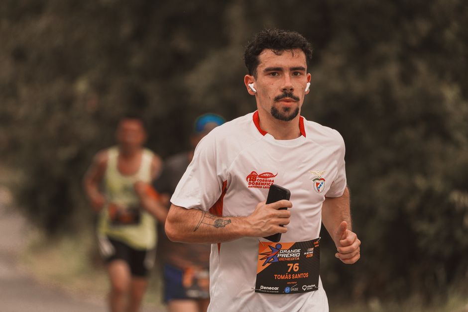 Corredor participando de uma corrida de rua, evidenciando esforço e resistência em evento esportivo ao ar livre.