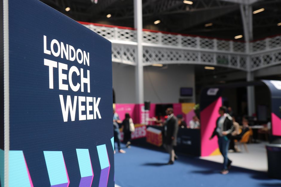 Entrada de evento de tecnologia em Londres, destacando o tema de inovação e inovação digital em um ambiente de feira ou conferência.