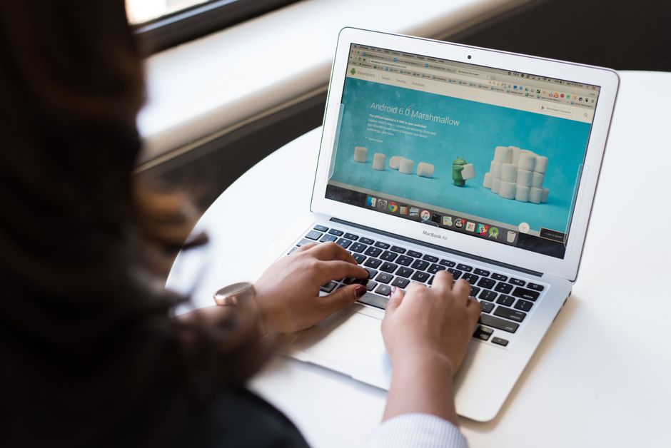 Pessoa usando um laptop para acessar conteúdo de tecnologia e software, ideal para artigos sobre inovação digital e plataformas online.