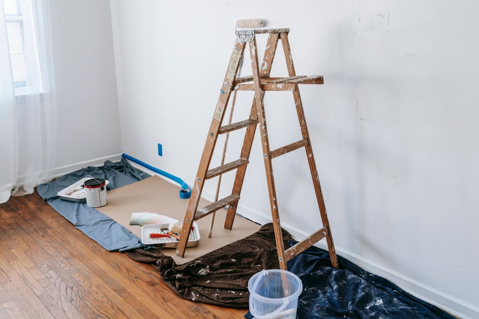 Imagem de uma parede sendo pintada, indicando renovação ou reforma de ambiente interno.