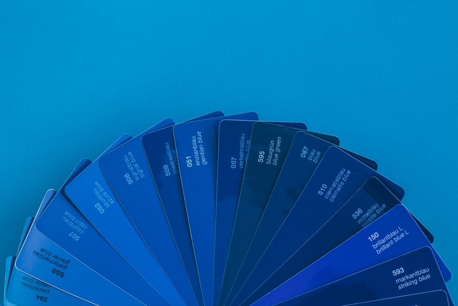 Montagem de catálogos de tintas em diferentes tons de azul, destacando a variedade de cores disponíveis.