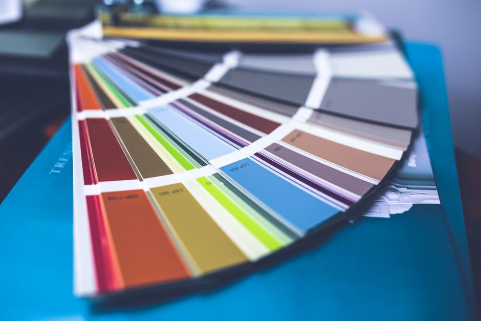 Tabela de cores pintadas para escolha de tons em projetos de design ou decoração de interiores.