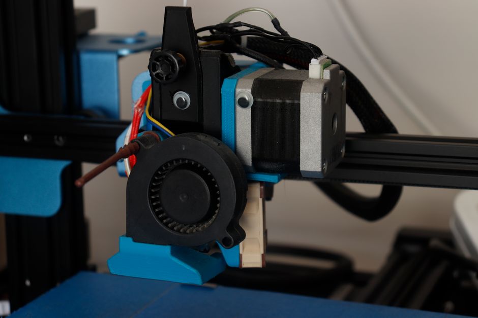 Imagem de uma impressora 3D em funcionamento, destacando o processo de fabricação digital e inovação tecnológica.