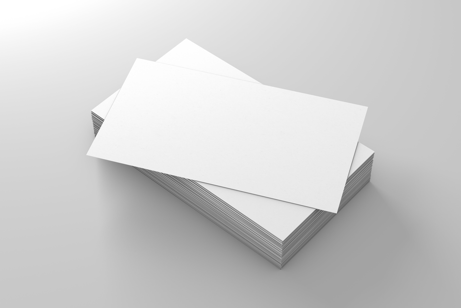 Pilhas de papéis em branco sobre uma superfície, simbolizando organização documental ou preparação de materiais para impressão em um ambiente de trabalho.