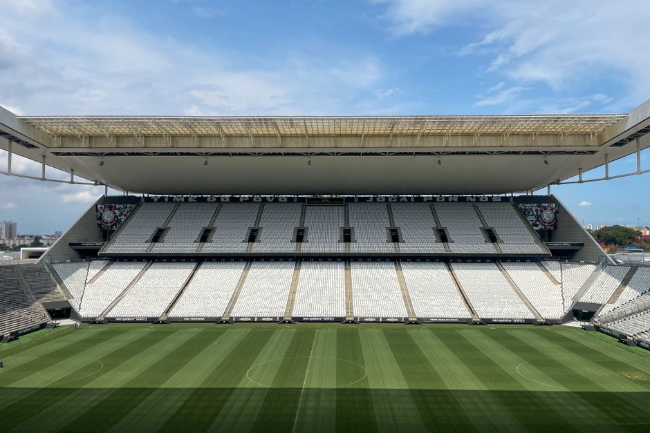 Estádio de futebol ao ar livre sob céu parcialmente nublado, pronto para uma partida ou evento esportivo.