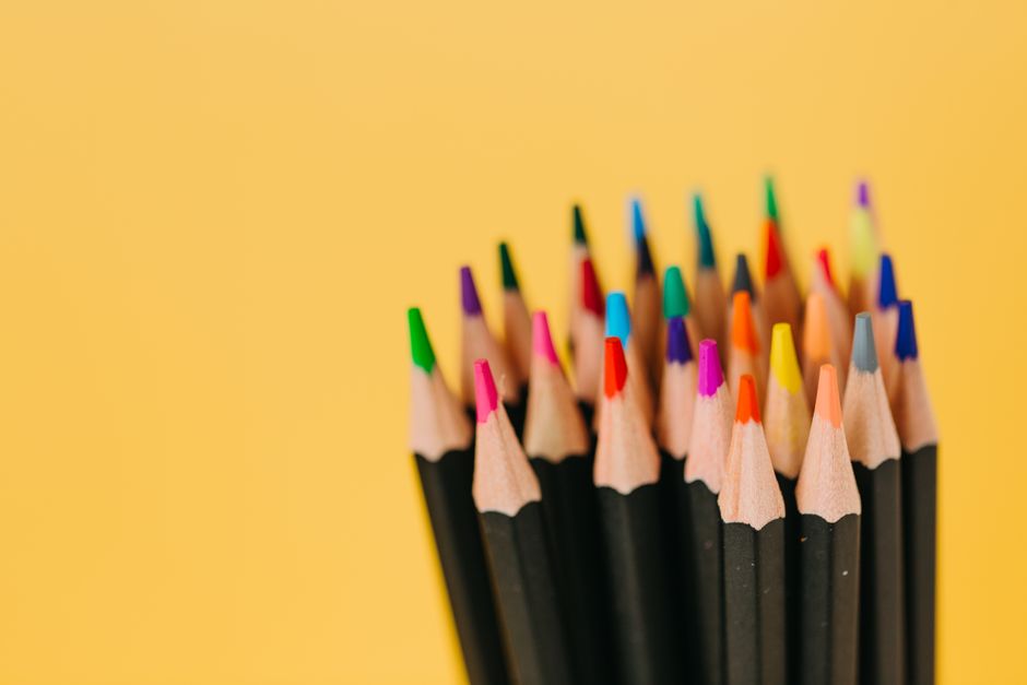 Imagem de lápis de cores variados que pode simbolizar criatividade, diversidade ou educação, ideal para ilustrar artigos sobre inovação, aprendizagem ou desenvolvimento de ideias.