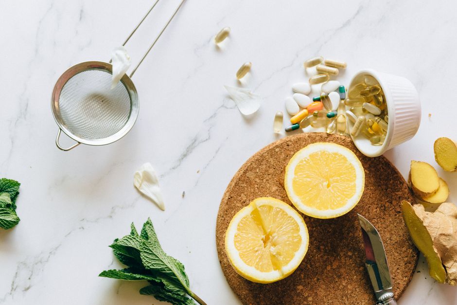Imagem de ingredientes naturais e complementos medicinais em um ambiente de cozinha, evocando temas de bem-estar e saúde natural.