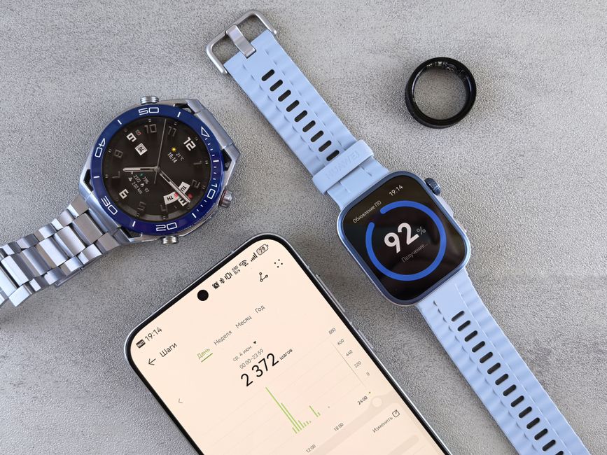 Imagem de dispositivos de tecnologia vestível e um smartphone demonstrando foco em saúde e bem-estar.