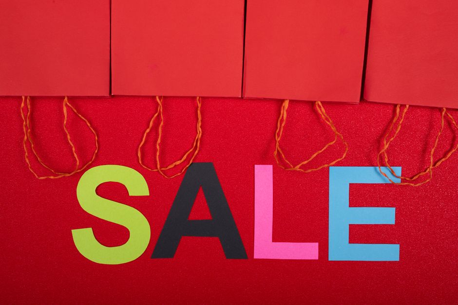 Imagem com tema de liquidação de estoque ou promoções de vendas, destacando a palavra 'SALE' em cores vibrantes e fundo vermelho.