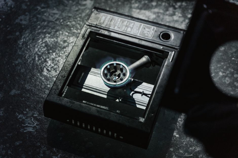 Imagem de uma máquina de lavar roupa durante uma tentativa de roubo, com um ferro de passar roupas colocado no interior.