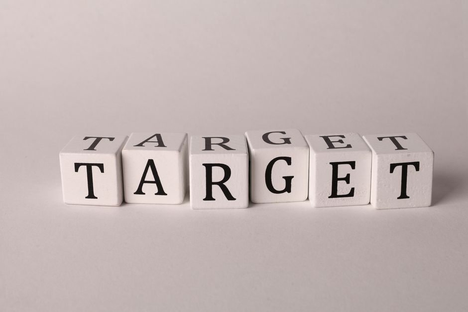 Imagem com blocos de letras formando a palavra 'TARGET', representando foco e objetivos estratégicos para artigos de blog sobre planejamento e metas empresariais.