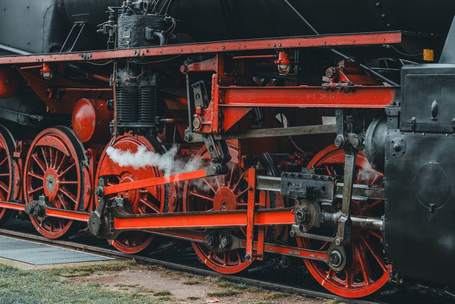 Imagem de uma locomotiva antiga em destaque, representando inovação e história no transporte ferroviário.