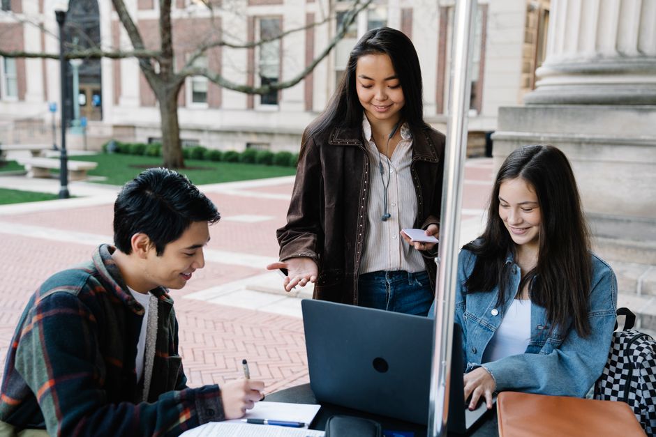 Dicas para estudantes se manterem informados sobre notícias locais em 2026